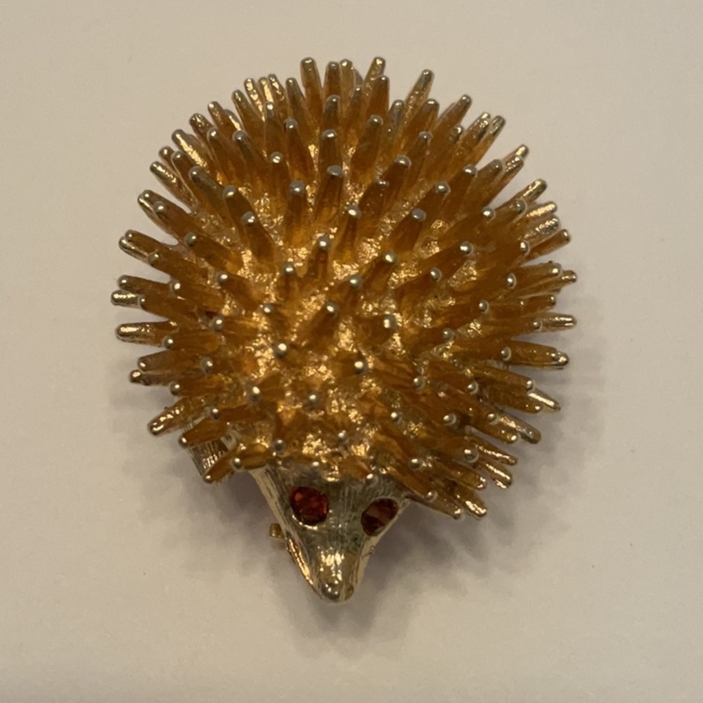 Vintage Sarah Coventry Whimsical Gold Tone Hedgehog Brooch Pin with Brown Eyes - Picture 1 of 9